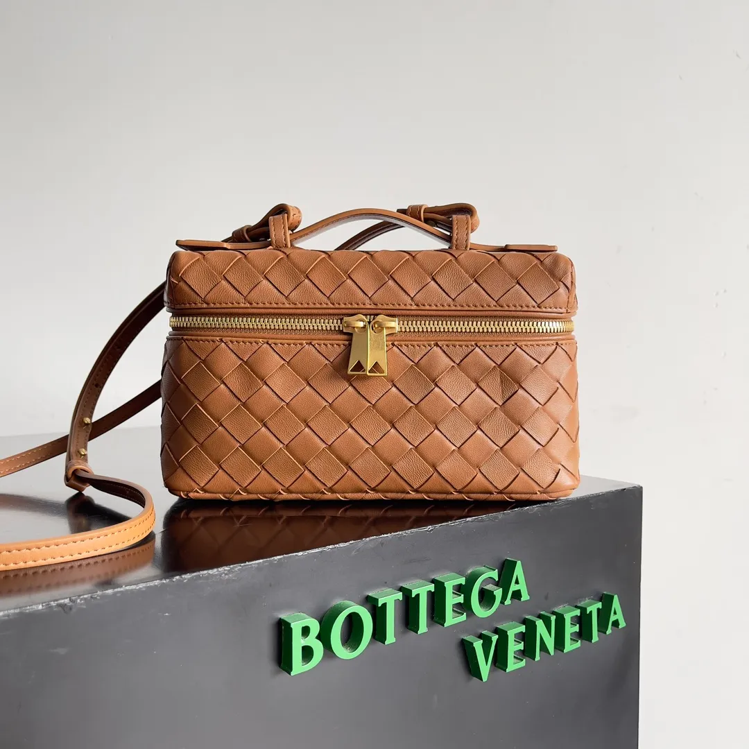 Batch 1360 Bottega Veneta 24 spring and summer woven zipper crossbody bag. A crossbody bag that can be used as a cosmetic bag. The exquisite weaving and compact body are an indispensable accessory for the upcoming summer. The double zipper also better protects the bag. It has a large capacity. If you like it, don’t miss it. Style number: 789109 Size: 22*12.5*5cm